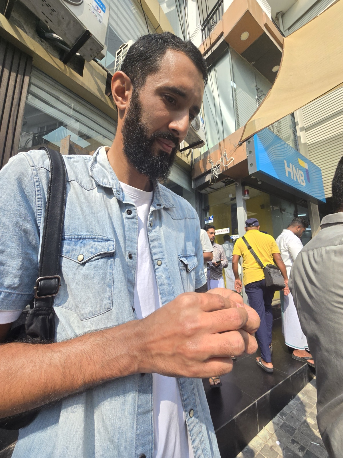 Ilyes, fondateur de Joalys, sur un marché de pierres au Sri Lanka